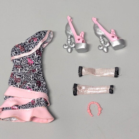 Monster High Rochelle Goyle Ghouls Night Out Outfit w/ Shoes & Necklace - Picture 1 of 2